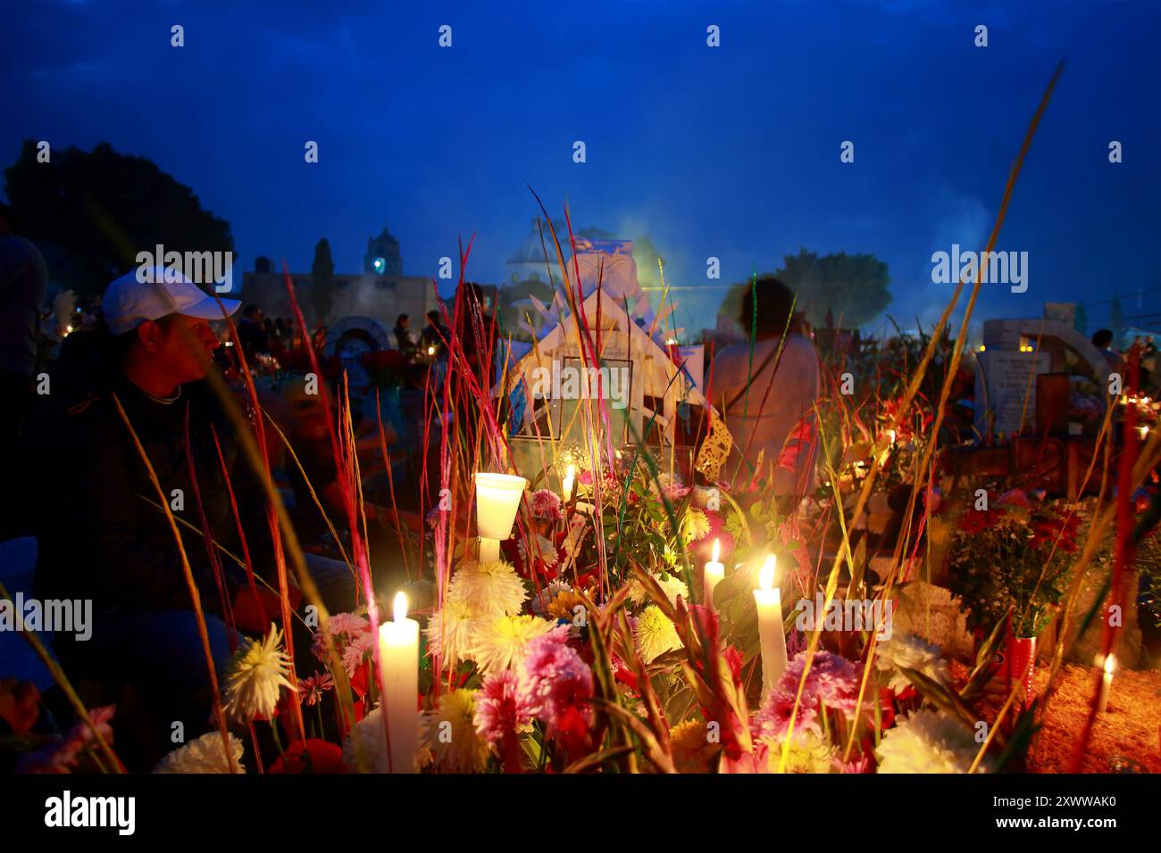 Ciudad de Mexico, Messico - 2 novembre. 2023: Tomba decorata e illuminata nel cimitero Mixquic Foto Stock