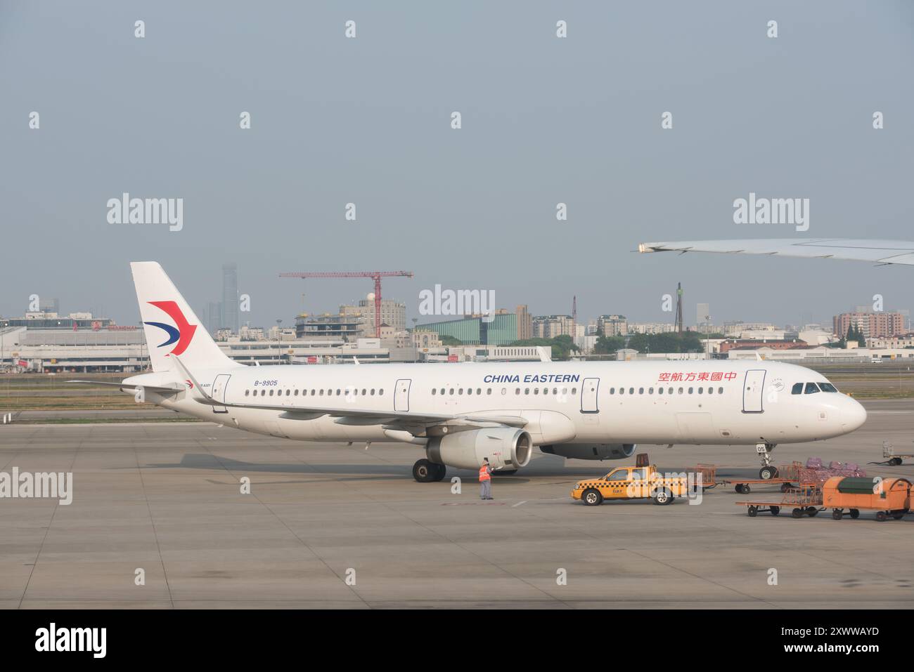 Shanghai, Cina - 10 agosto 2024: Un aereo passeggeri della China Eastern Airlines parcheggiato presso l'aeroporto di Shanghai Hongqiao Foto Stock