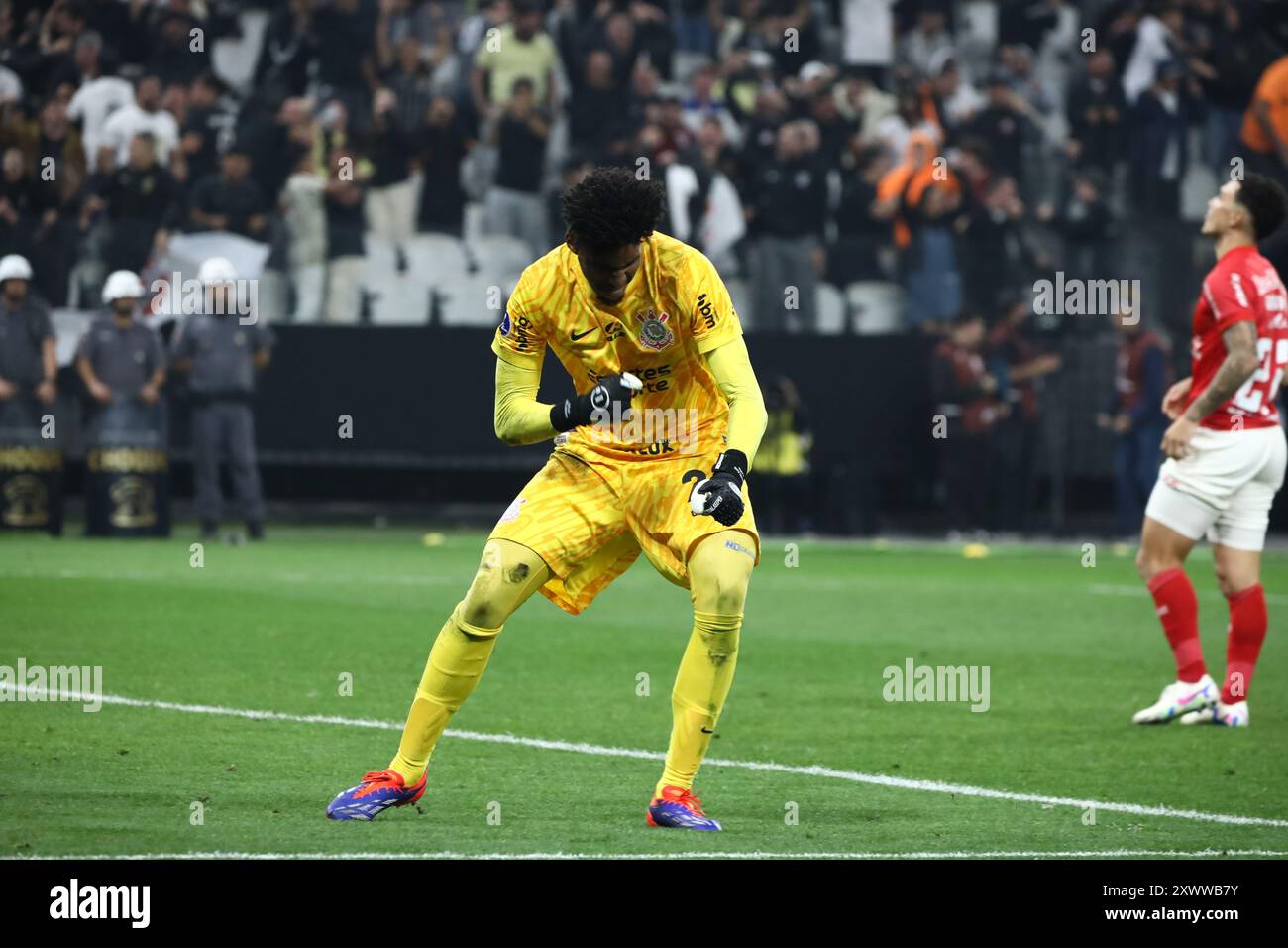 Hugo Souza di Corinthians difende il terzo calcio di rigore contro il Bragantino nella seconda tappa del 16° turno della CONMEBOL South American, presso la Neo Química Arena, lato est di São Paolo, questo martedì 20 agosto 2024. Crediti: Brasile Photo Press/Alamy Live News Foto Stock