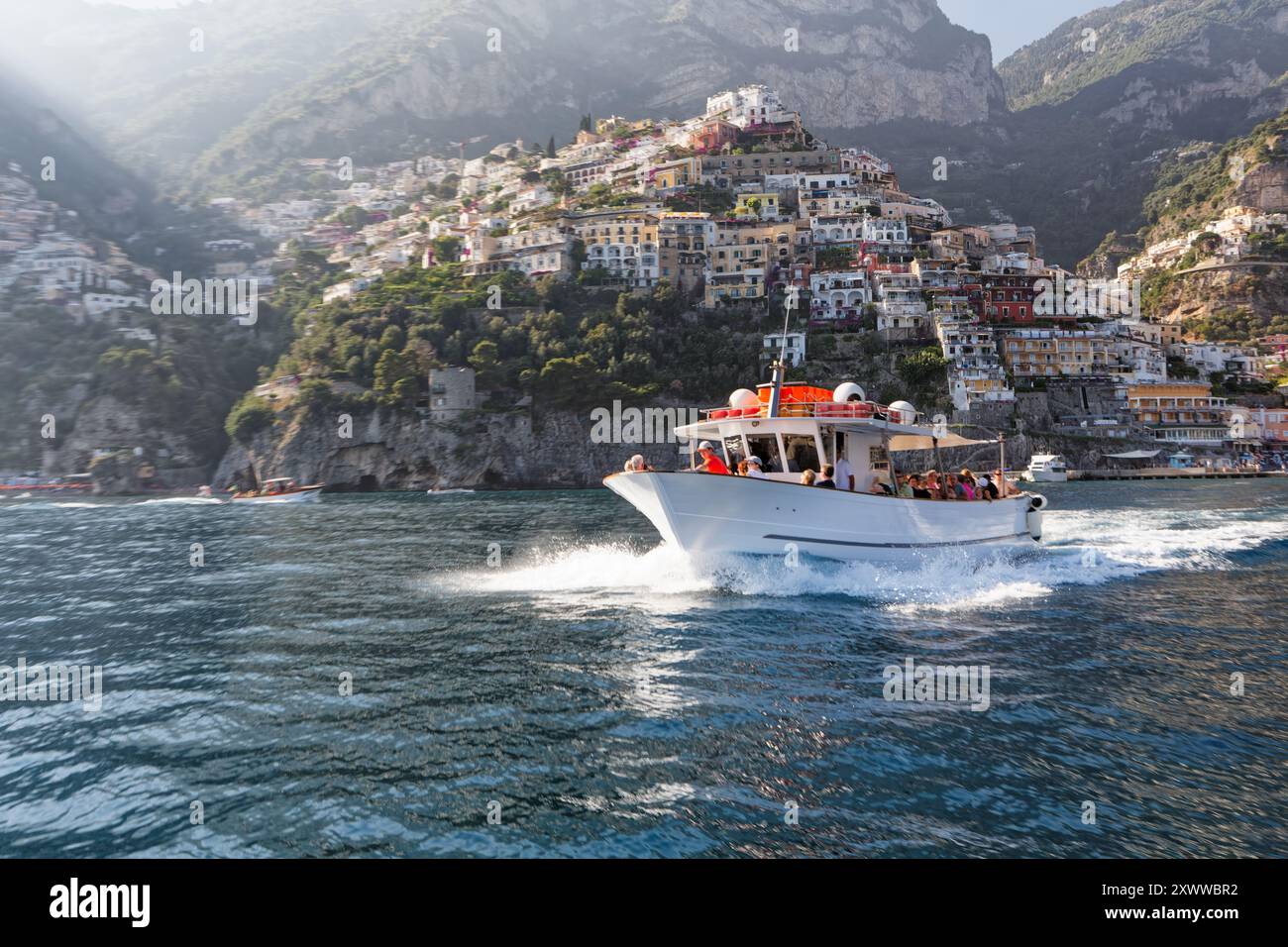 Crociera nel porto di Positano, Costiera Amalfitana, Italia Foto Stock