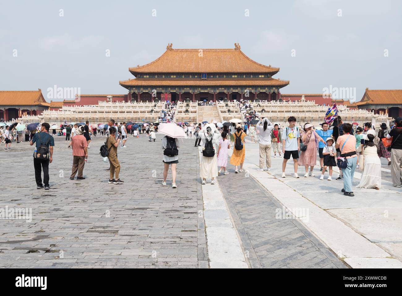 Pechino, Cina - 17 agosto 2024: La scena della città Proibita durante l'alta stagione turistica Foto Stock