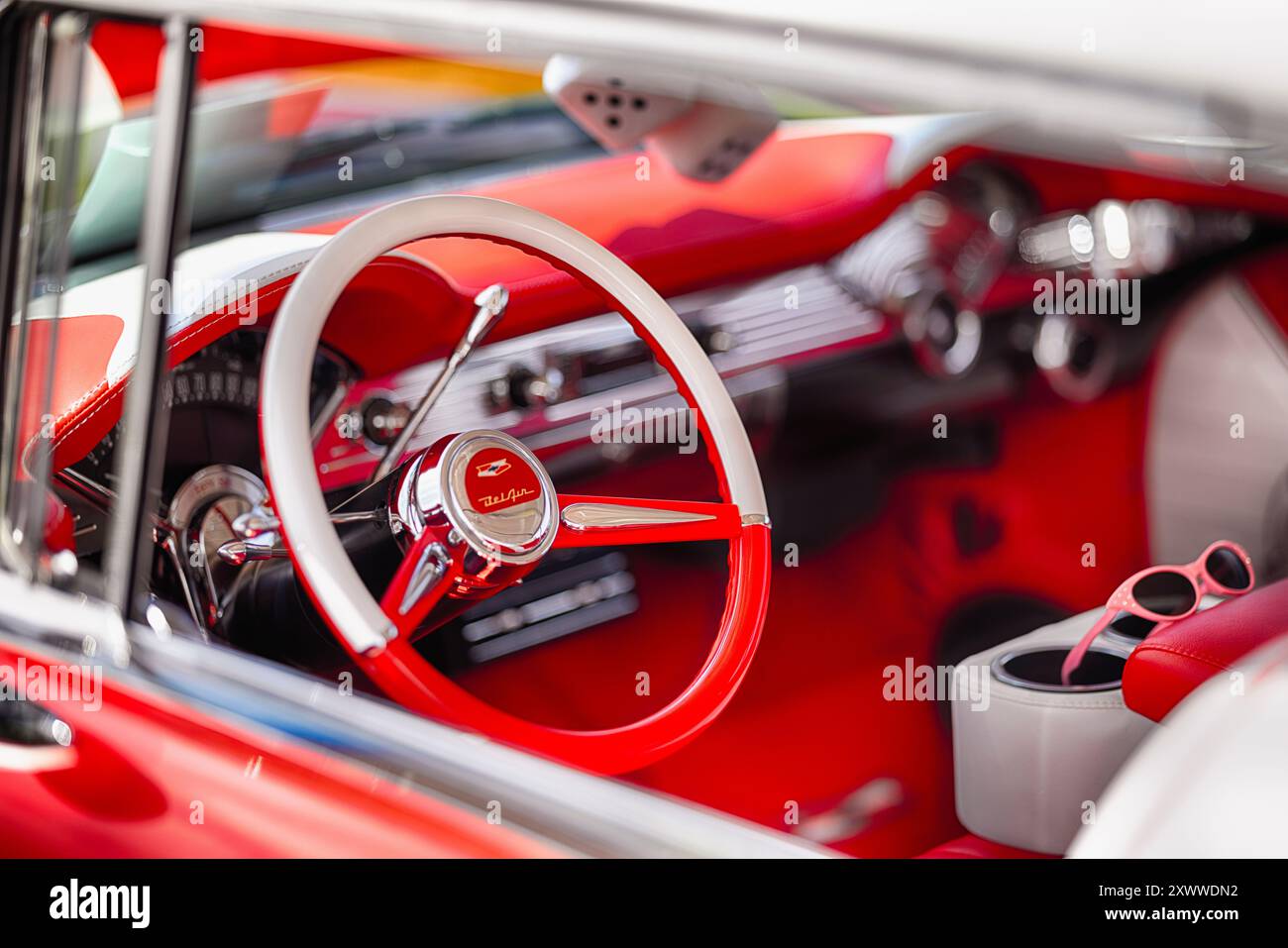 Vista ravvicinata di un volante e cruscotto Chevrolet Bela 1957 Foto Stock