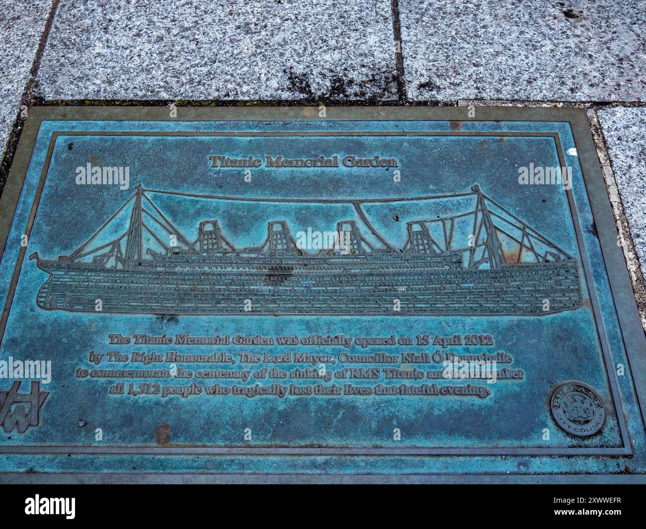 Una targa sul terreno segna il Giardino in memoria del Titanic. L'economia dei visitatori di Belfast ha registrato una crescita e un miglioramento continui dopo il COVID-19, con la ricostruzione triennale della strategia del turismo urbano di Visit Belfast (Ufficio del turismo di Belfast) come motore per il riavvio del settore turistico e il ritorno dell'impatto economico del turismo ai livelli pre-pandemia. Adagiata sulle rive del Belfast Lough e incorniciata dalla torreggiante Cave Hill, Belfast è la porta d'accesso all'eccezionale Causeway Coastal Route. Belfast è considerata una delle destinazioni più calde d'Europa da visitare. (Foto di Ana Fernandez/SOPA Images/SIP Foto Stock