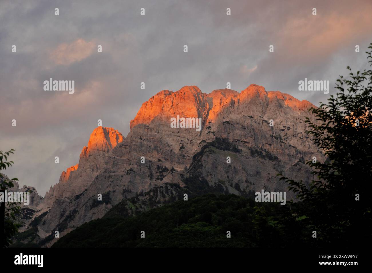 Alpenglow sulle alte cime di Maja e Boshit, montagne Accurse, Theth, Albania Foto Stock