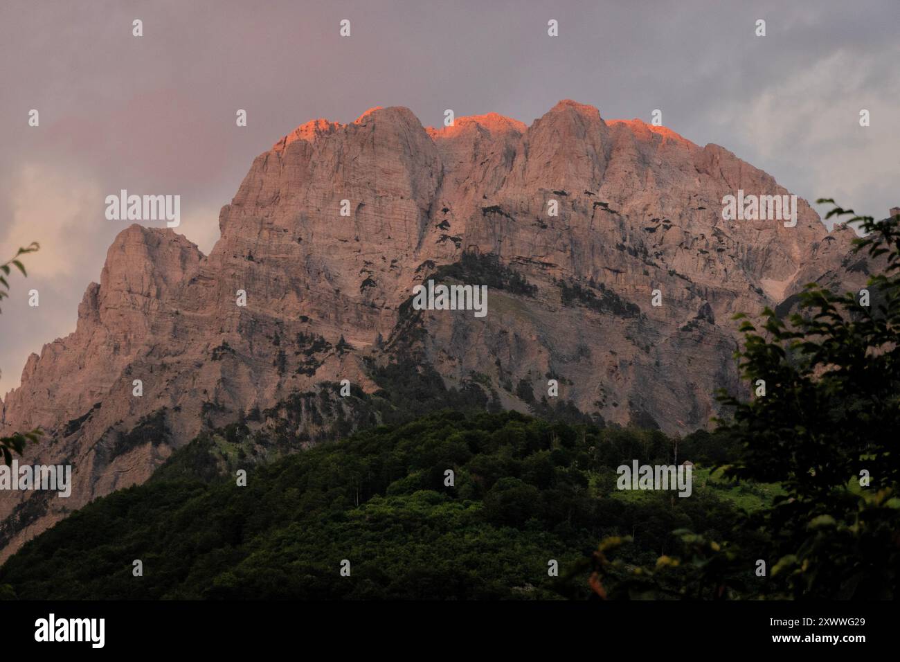 Alpenglow sulle alte cime di Maja e Boshit, montagne Accurse, Theth, Albania Foto Stock