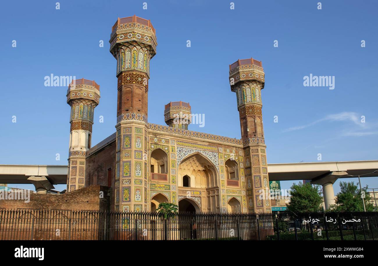 Chauburji è un monumento dell'epoca moghul nella città di Lahore, capitale della provincia pakistana del Punjab. Foto Stock