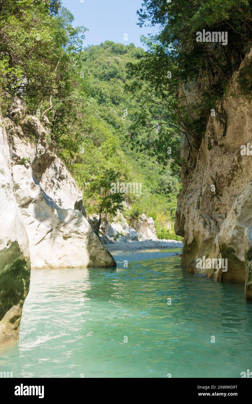 Incredibile paesaggio naturale nel canyon del fiume Acheron, vicino alle sorgenti, noto anche come la porta dell'Ade Foto Stock