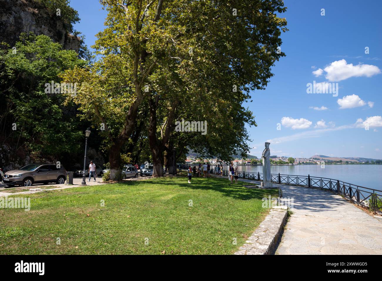 11 agosto 2023 - Ioannina, Grecia - strada nella bellissima città di Ioannina, capitale della regione Foto Stock