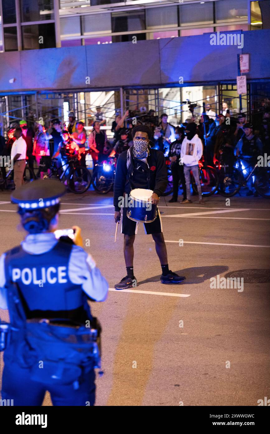 Una serie di schermaglie violente scoppiarono tra manifestanti filo-palestinesi e agenti della polizia di Chicago fuori dal Consolato israeliano a Chicago durante la Convenzione Nazionale Democratica furono effettuati diversi arresti. Foto Stock