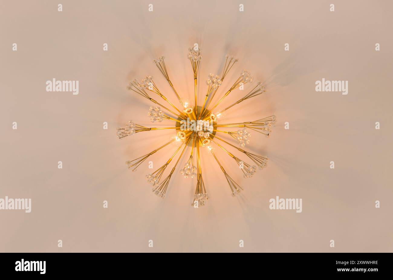 Lampada in tonalità oro Hudson Valley sul soffitto rosa Foto Stock