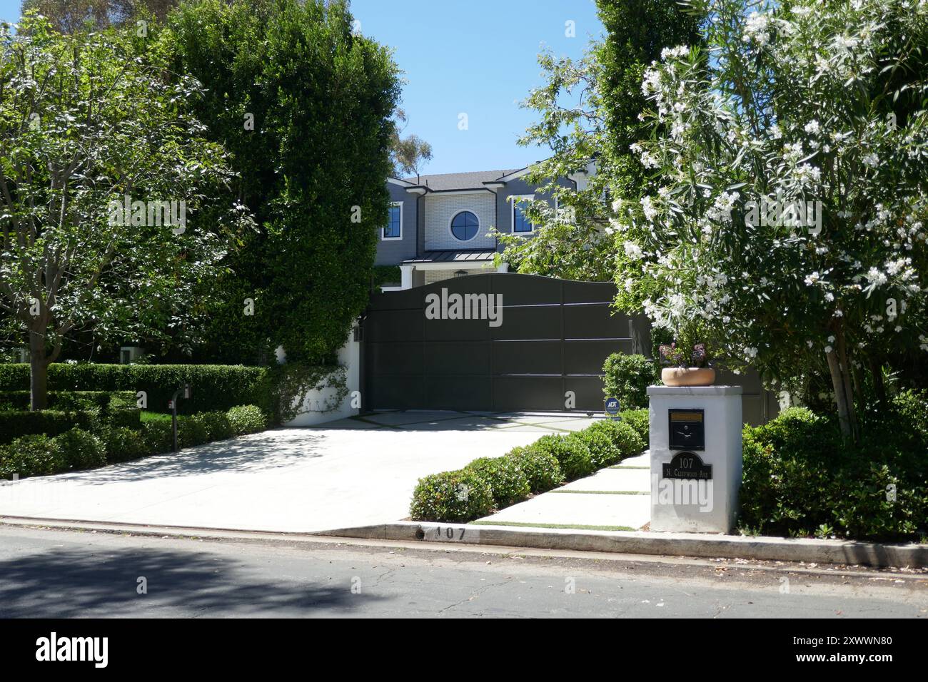 Los Angeles, California, USA 19 agosto 2024 Actor Bruce Willis Home/House al 107 N. Cliffwood Avenue il 19 agosto 2024 a Brentwood, Los Angeles, California, USA. Foto di Barry King/Alamy Stock Photo Foto Stock