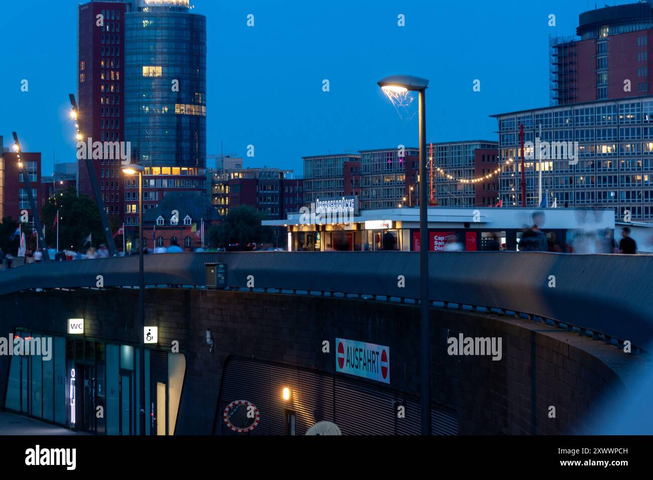 AMBURGO, GERMANIA - 15 AGOSTO 2024: Una serata di agosto nel porto di Amburgo Foto Stock