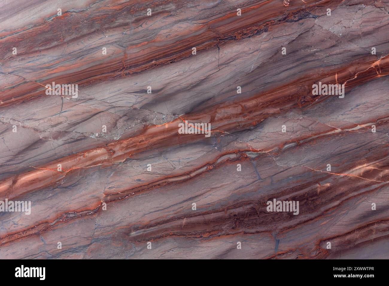 Immagine di alta qualità della struttura in pietra di quarzite con distintive striature rosse e grigie. Foto Stock