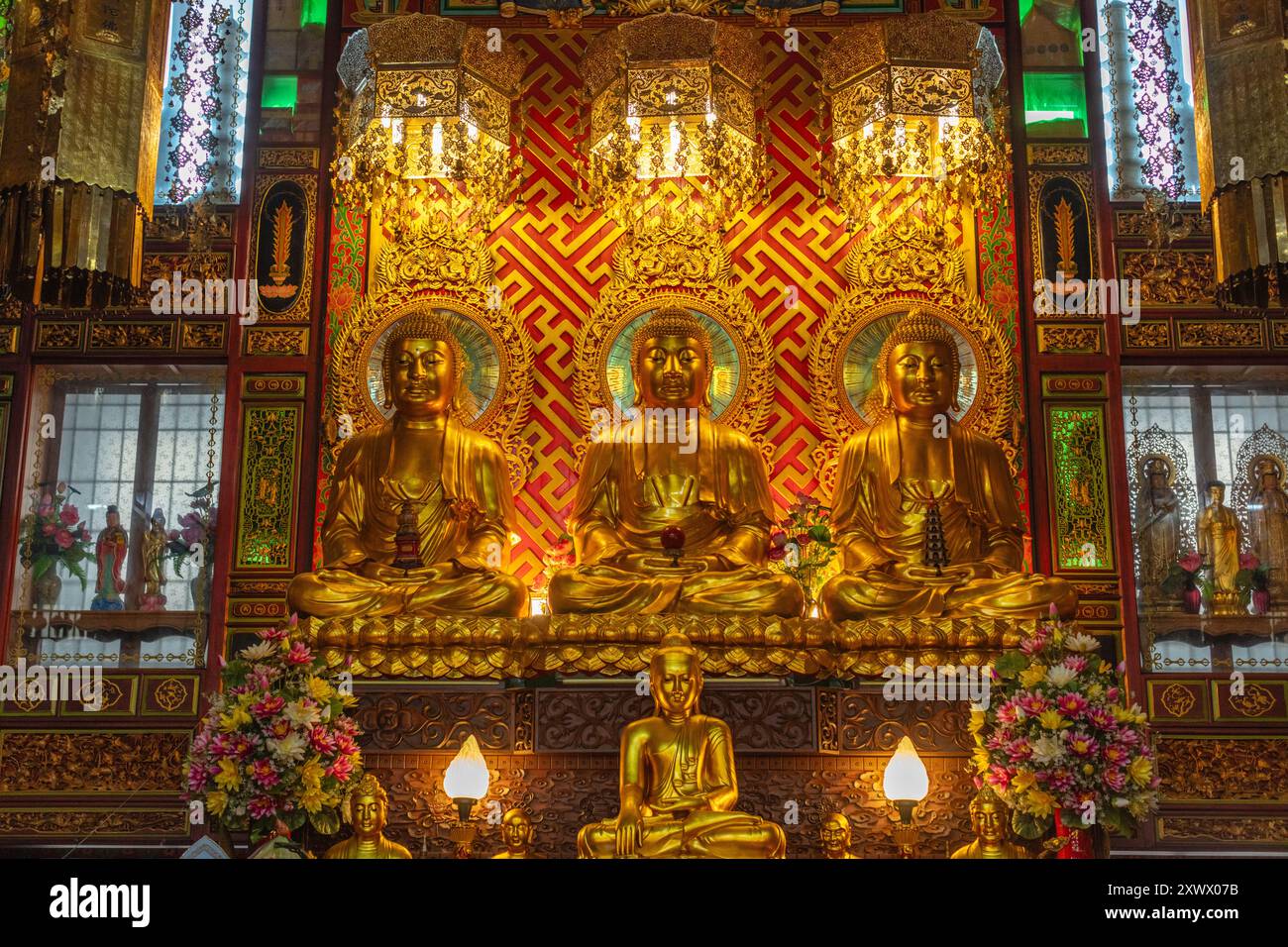 Trikaya al Buddha Wat Dibayavari Vihara (Kham Low Yi o Tempio del Drago Verde Tempio dell'acqua Santa), tempio cinese vietnamita, Bangkok, Thailandia Foto Stock