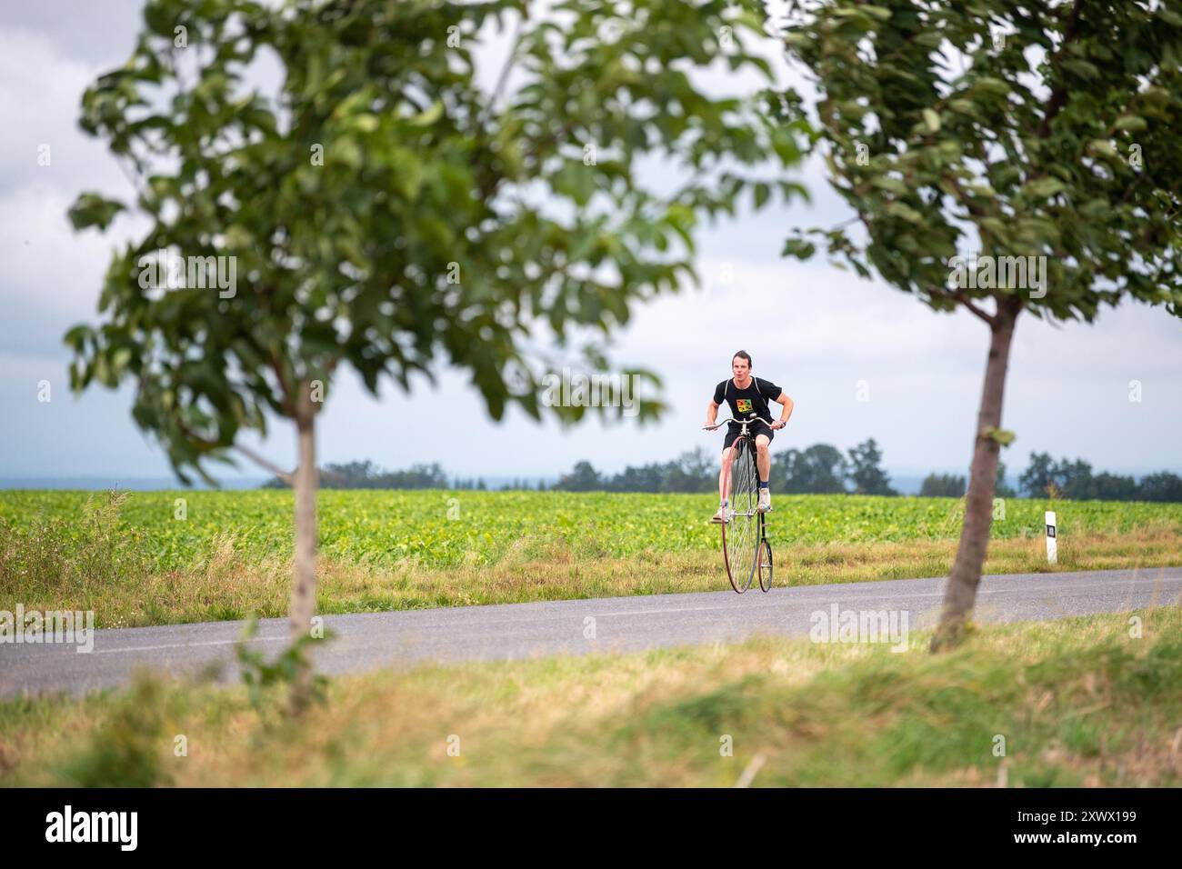 Vysoke Myto, Repubblica Ceca. 21 agosto 2024. 14 ciclisti a ruote alte partirono per il loro viaggio da Vysoke Myto a Vienna il 21 agosto 2024. Hanno in programma di fare il viaggio verso la capitale austriaca in due giorni. Crediti: Josef Vostarek/CTK Photo/Alamy Live News Foto Stock