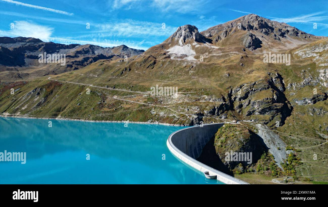 Svizzera, Canton Vallese: Veduta aerea del lago e della diga di Moiry, diga ad arco sul fondo della valle della Val d'Anniviers Foto Stock