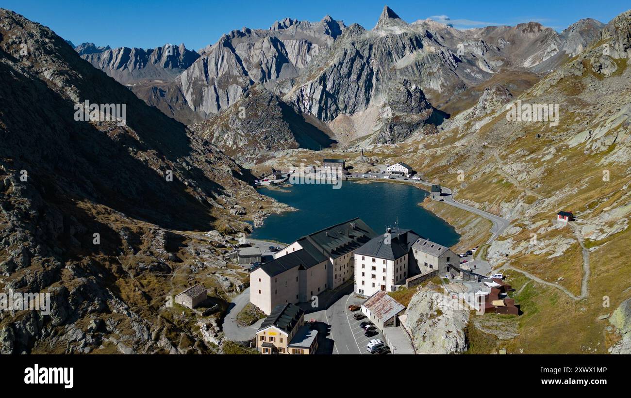 Svizzera, Canton Vallese: Paesaggio lungo la strada che porta al passo del Gran San Bernardo. L'Hospice del Gran San Bernardo e il lago Foto Stock