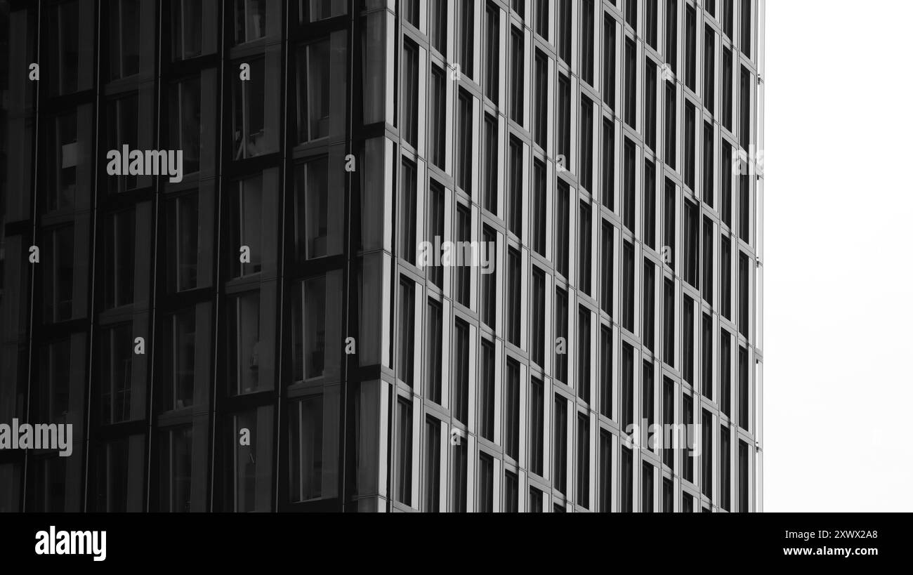 Moderna architettura europea: Linee eleganti, forme audaci ed eleganza urbana. Un'immagine monocromatica dell'innovazione che incontra un design senza tempo. Foto Stock