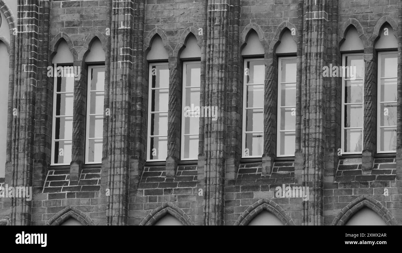 Questa fotografia in bianco e nero cattura l'eleganza senza tempo dell'architettura tedesca, evidenziando dettagli intricati e linee geometriche forti. Foto Stock