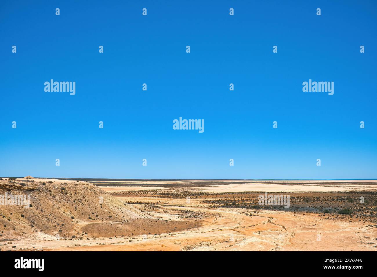 Vista del deserto pianeggiante da Gladstone Lookout lungo la North West Coastal Highway, Australia Occidentale. Laghi secchi, in lontananza Shark Bay Foto Stock