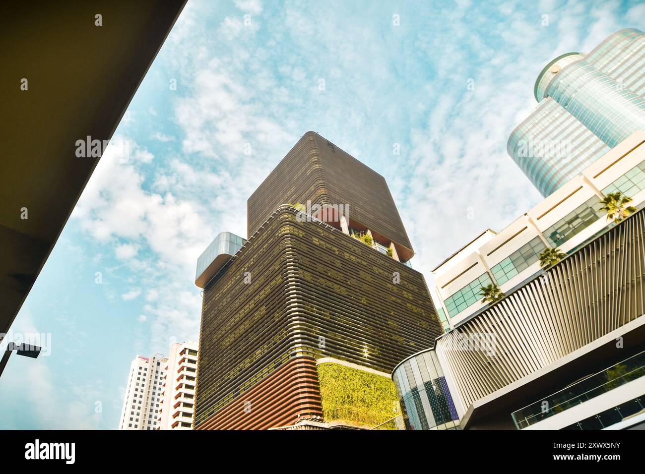 Bangkok, Tailandia - 11 febbraio 2024: Moderni edifici futuristici panoramici sull'intersezione di Pratu Nam. Pratunam è il principale quartiere degli affari di Bangkok Foto Stock