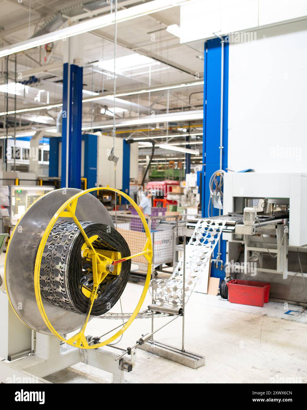 All'interno di uno stabilimento di produzione all'avanguardia in Germania, che mette in evidenza macchinari e attrezzature all'avanguardia utilizzati nella lavorazione industriale dei metalli. La scena cattura l'efficienza e gli aspetti tecnologici della produzione moderna. Foto Stock