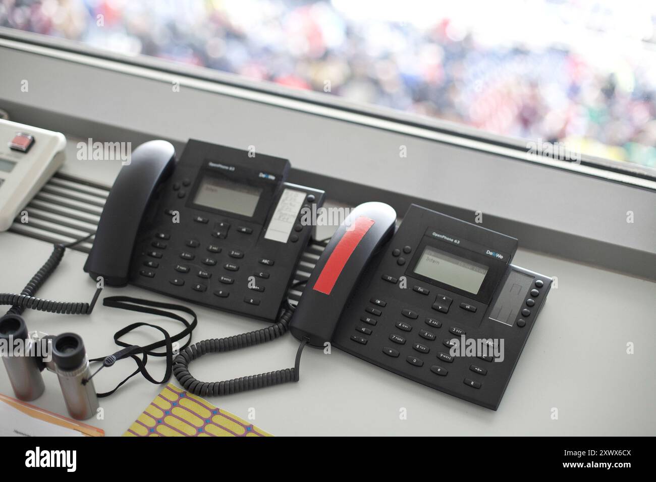 Visualizzazione della configurazione di una sala di controllo di sicurezza durante una partita di calcio, che mostra i sistemi di comunicazione utilizzati per il controllo della folla e la gestione della sicurezza. Scattata al Niedersachsenstadion di Hannover, l'immagine cattura l'essenza della moderna sicurezza degli eventi sportivi. Foto Stock