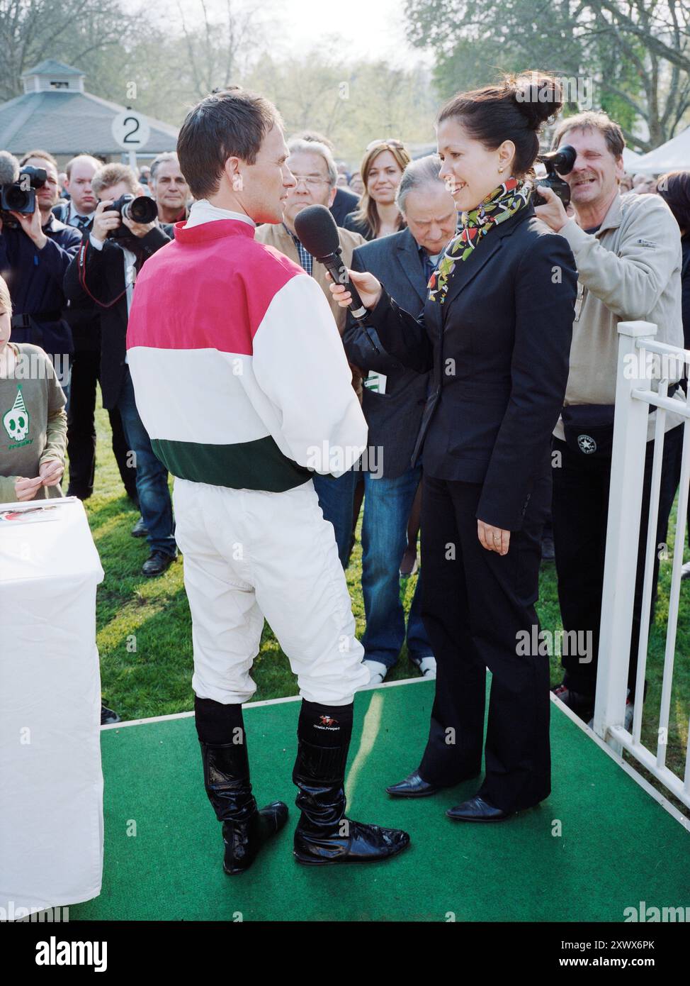 Il Jockey Andreas Suborics si scatena nella gioia di vincere con l'overdose di cavallo all'apertura della stagione 2011 nell'ippodromo Hoppegarten di Berlino. Catturato in mezzo alla frenesia mediatica, il momento mette in risalto il trionfo, la sportività e l'emozione della stagione agonistica. Foto Stock