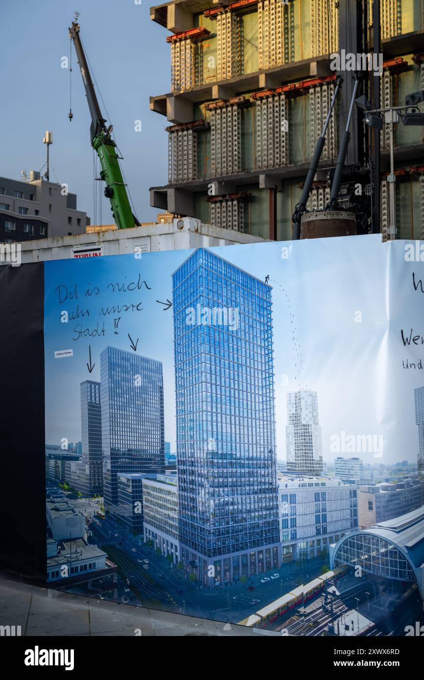 Cantiere a Berlino Alexanderplatz con raffigurazione di futuri grattacieli che simboleggiano lo sviluppo urbano, la modernizzazione e la gentrificazione. Il contrasto tra l'edificio incompiuto e l'illustrazione evidenzia la trasformazione della città. Foto Stock