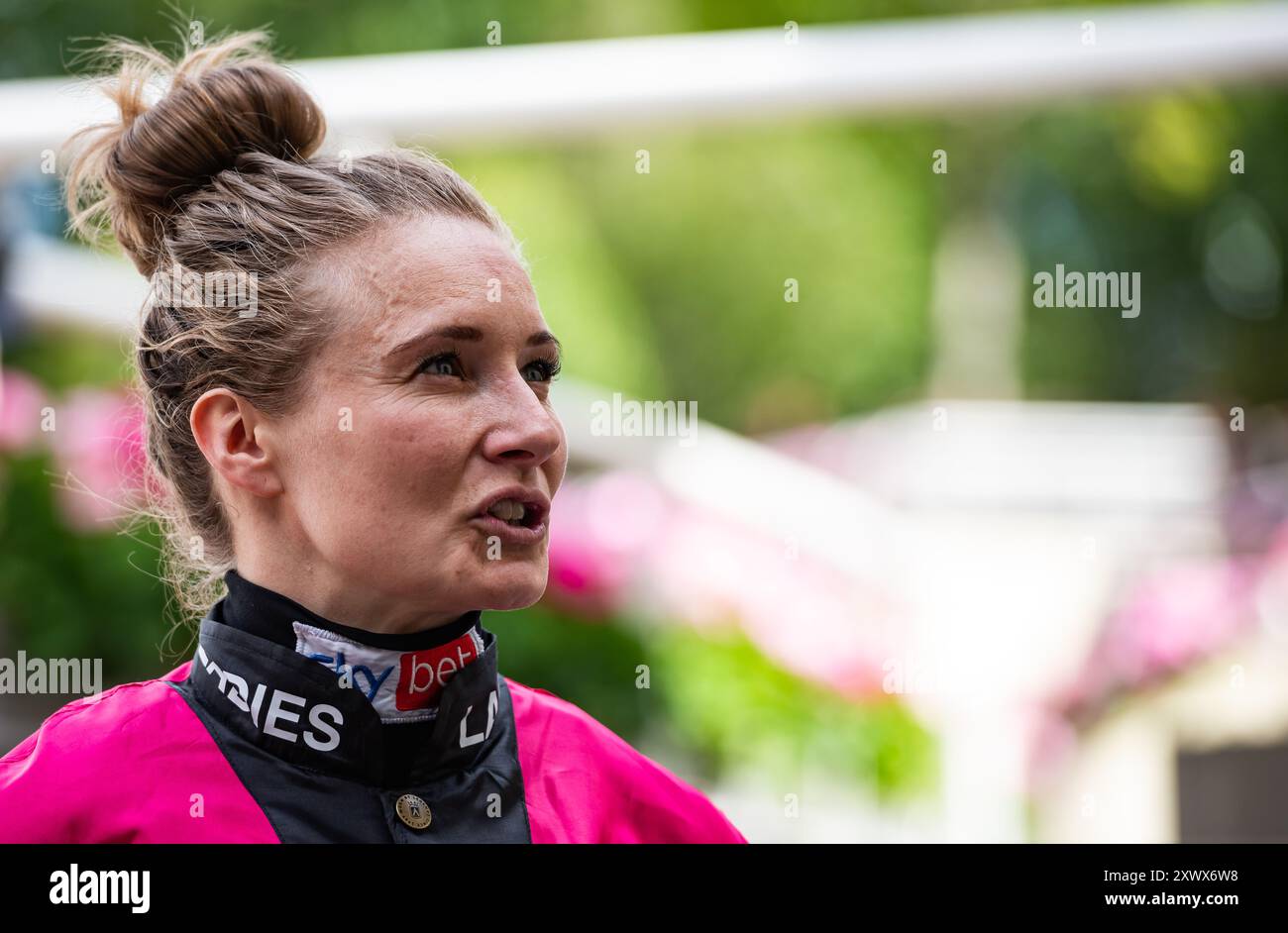 Il presentatore Luca Viscogliosi intervista la fantasma Joanna Mason all'Ascot Racecourse il giorno della Shergar Cup, 10/08/2024. Crediti JTW equine Images / Alamy. Foto Stock