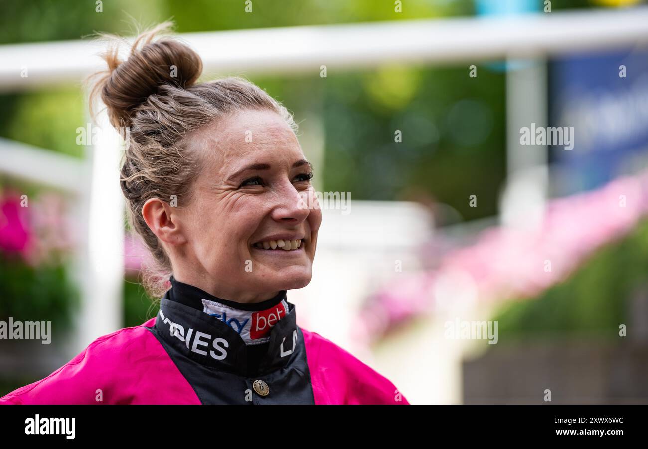 Il presentatore Luca Viscogliosi intervista la fantasma Joanna Mason all'Ascot Racecourse il giorno della Shergar Cup, 10/08/2024. Crediti JTW equine Images / Alamy. Foto Stock