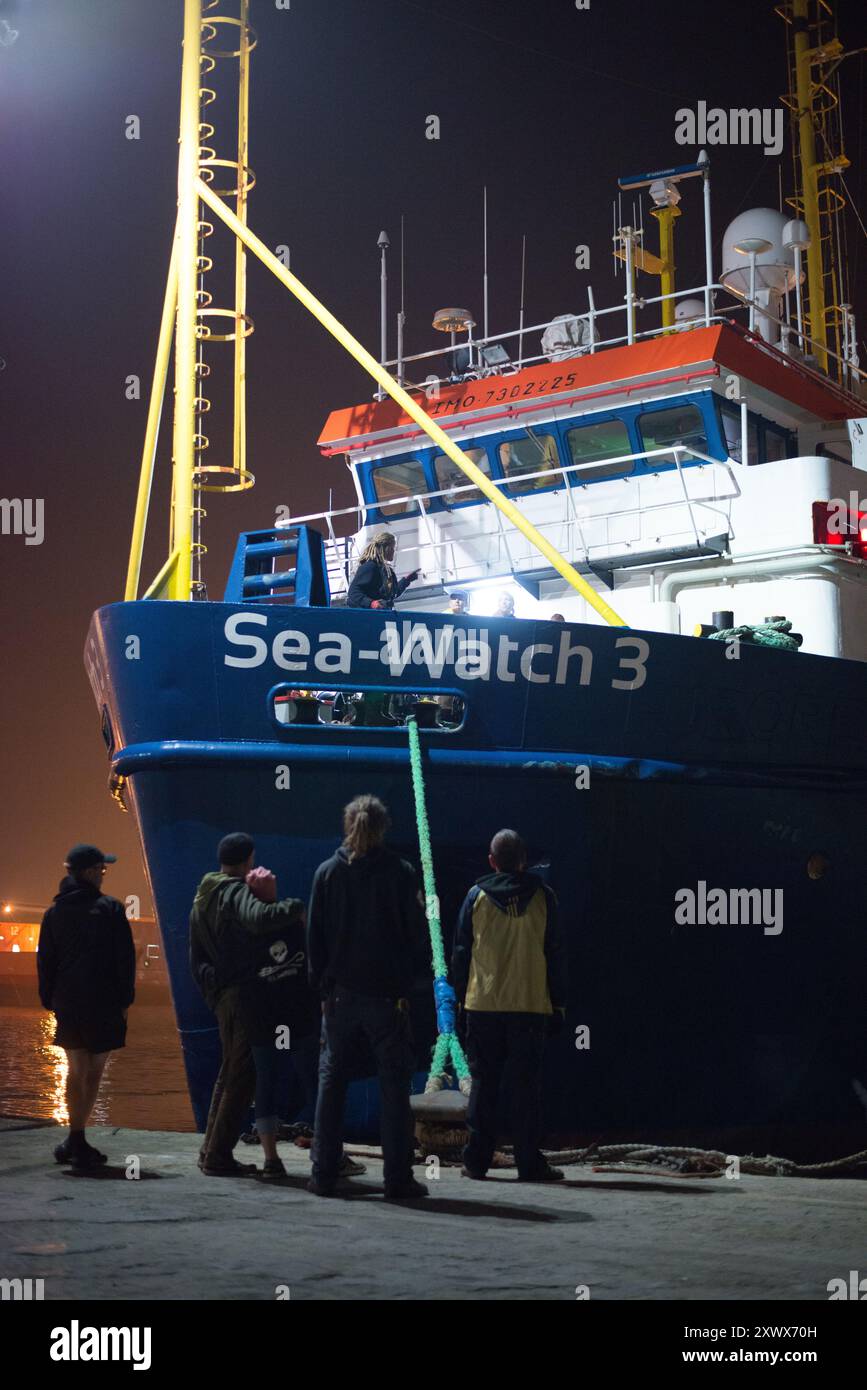 Il Sea-Watch 3, parte di un'organizzazione senza scopo di lucro, è attraccato nel porto di Malta di notte. Simboleggia le missioni civili di ricerca e salvataggio nel Mediterraneo centrale, sostenendo aiuti umanitari e vie di fuga legali in mezzo alla crisi. Foto Stock