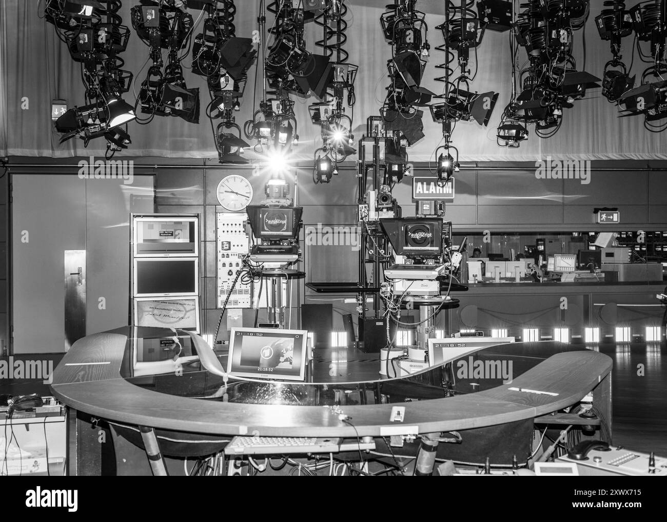 Immagine in bianco e nero che mostra l'interno di uno studio di trasmissione di notizie presso la struttura NDR di Amburgo. La configurazione include telecamere di registrazione, un ufficio stampa e apparecchiature tecniche per l'acquisizione di un ambiente di produzione multimediale professionale. Foto Stock