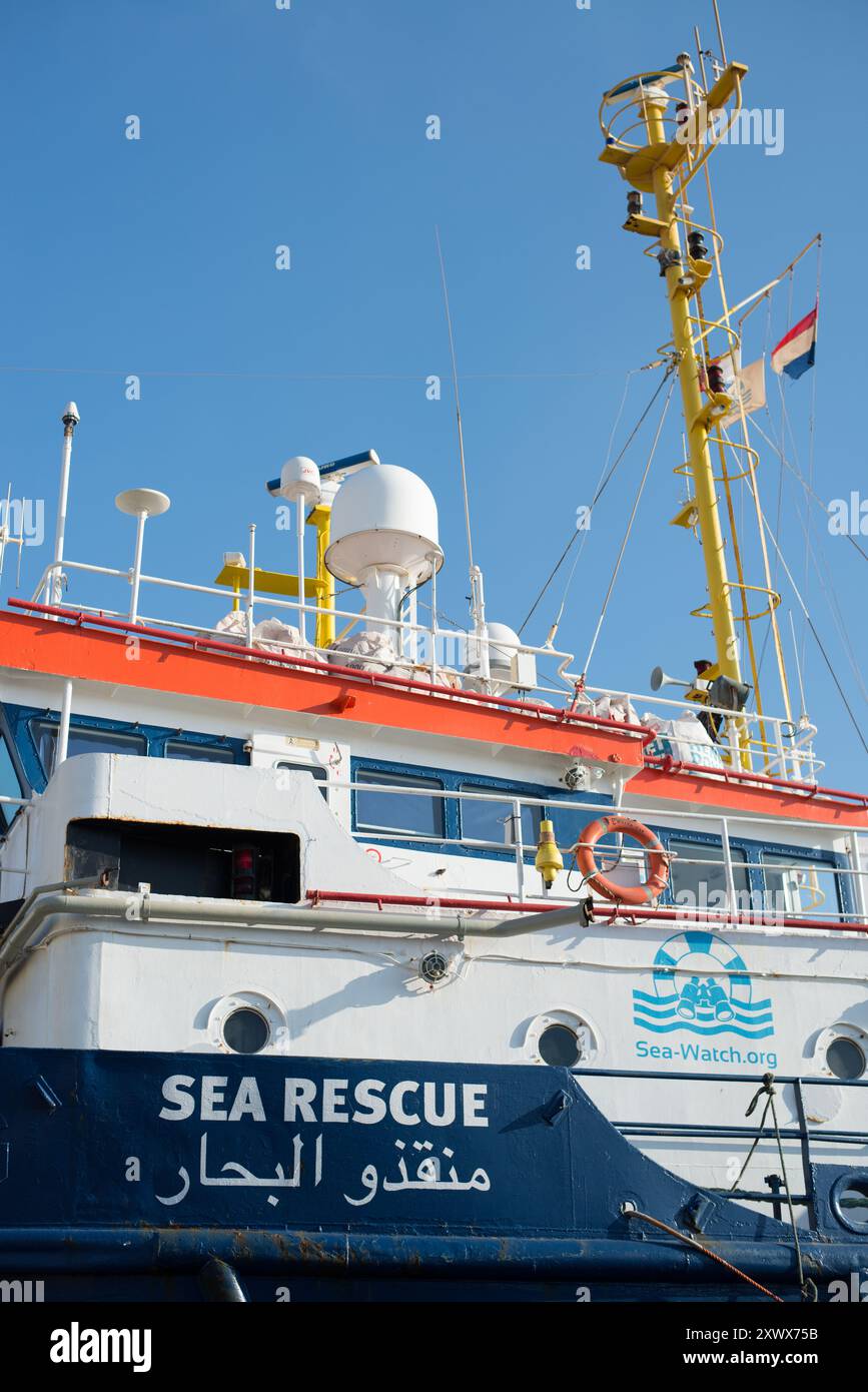 La nave di soccorso civile Sea-Watch 3 è ormeggiata in un porto maltese. Gestita dalla Sea-Watch e.V. senza scopo di lucro, questa nave conduce operazioni di ricerca e salvataggio per aiuti umanitari nel Mediterraneo centrale. Foto Stock