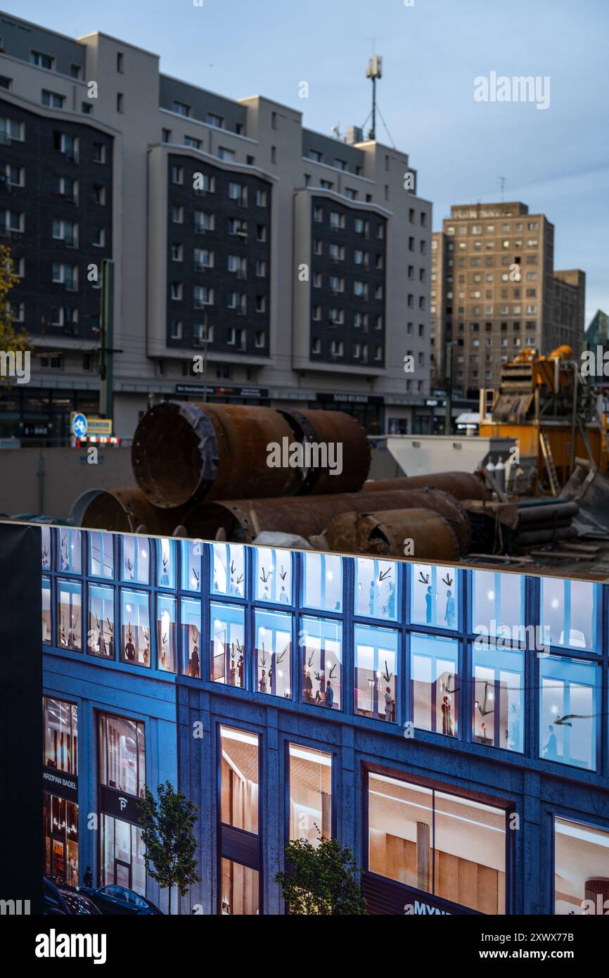 Questa immagine cattura la giustapposizione di vecchi materiali da costruzione e di una facciata moderna dell'edificio a Berlin Alexanderplatz, simboleggiando la gentrificazione e la finanziarizzazione. La scena evidenzia la trasformazione dei paesaggi urbani. Foto Stock