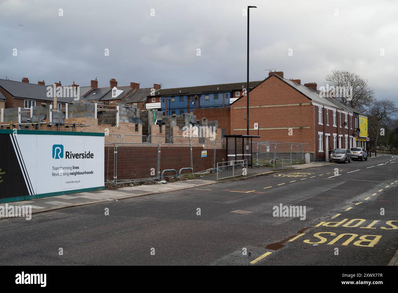 Nuovo progetto di sviluppo di alloggi sociali a Benwell, Newcastle upon Tyne, con costruzione in corso. L'immagine rappresenta il rinnovamento urbano e il miglioramento della comunità, evidenziando l'impatto trasformativo delle nuove abitazioni sulla zona. Foto Stock