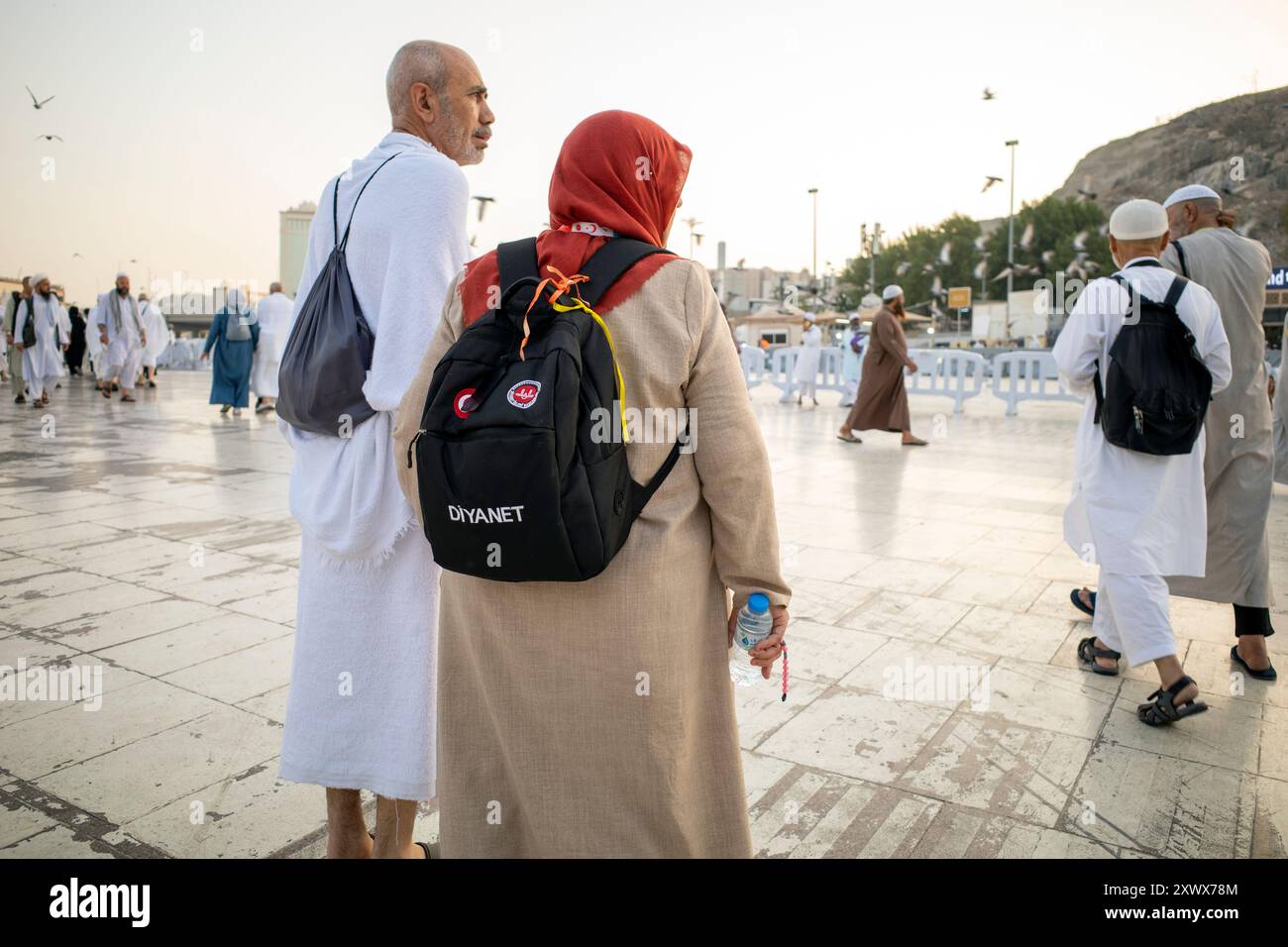 La Mecca, Arabia Saudita - 6 giugno 2024: Pellegrini di Hajj e Umrah dalla Turchia, Diyanet, camminando vicino a Masjidil Haram, grande Moschea della Mecca, Arabia Saudita. Haj Foto Stock