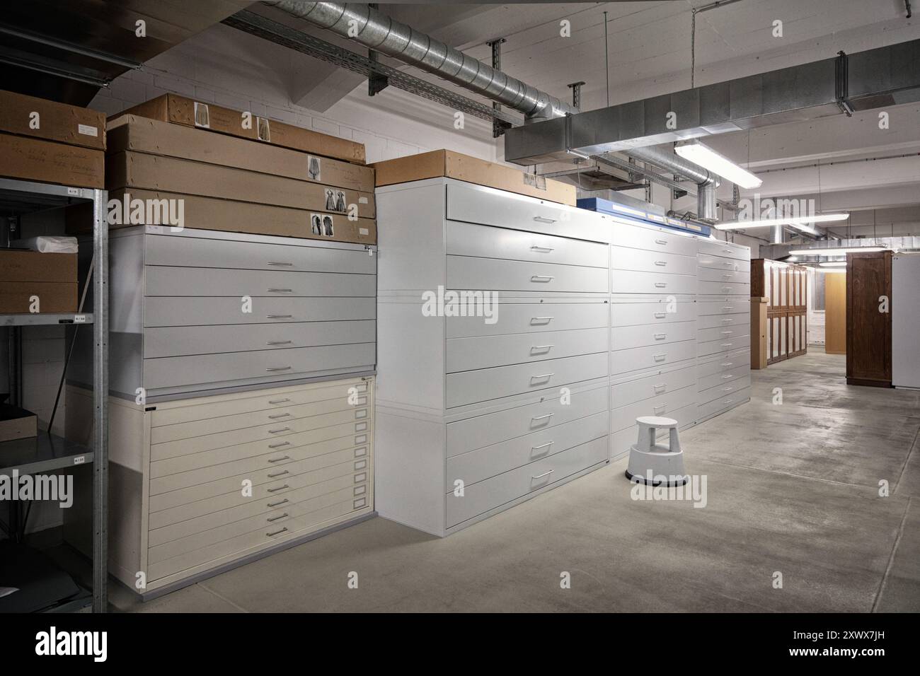 La scena di un deposito organizzato con cassetti e scatole in metallo in un archivio museale mette in evidenza l'ordine e la conservazione presso il deposito del Museo storico tedesco di Berlino Spandau. Foto Stock