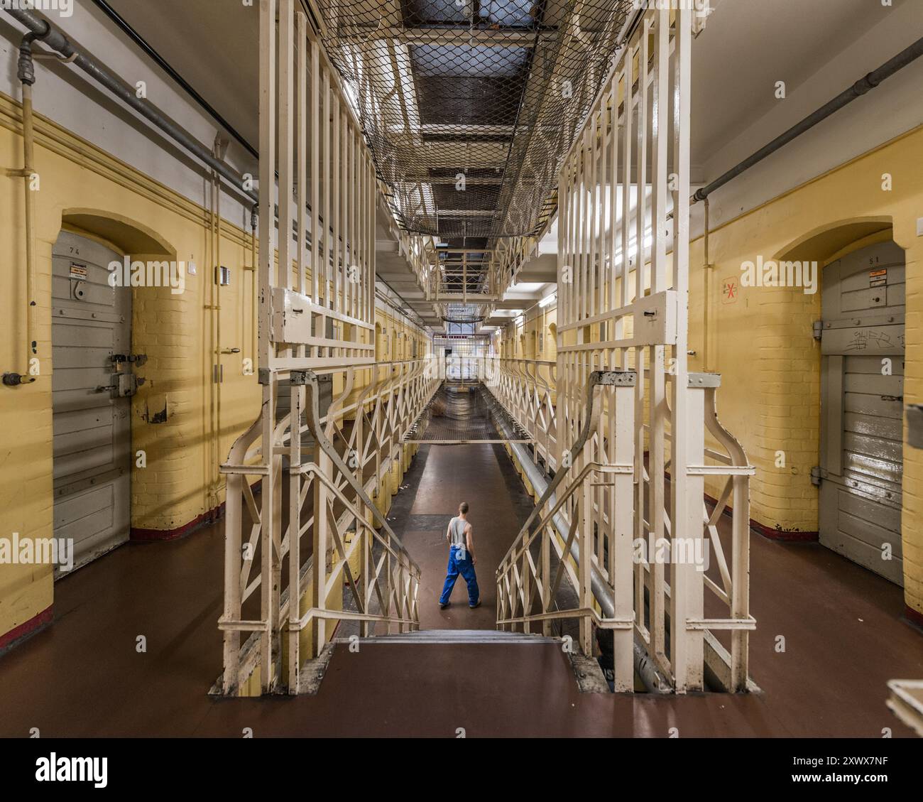 Esplora l'interno della prigione di Tegel a Berlino, mostrando la sua architettura storica e le caratteristiche di sicurezza. Questa immagine cattura l'essenza del confinamento e della giustizia in una delle strutture correzionali più antiche e più grandi della Germania. Foto Stock