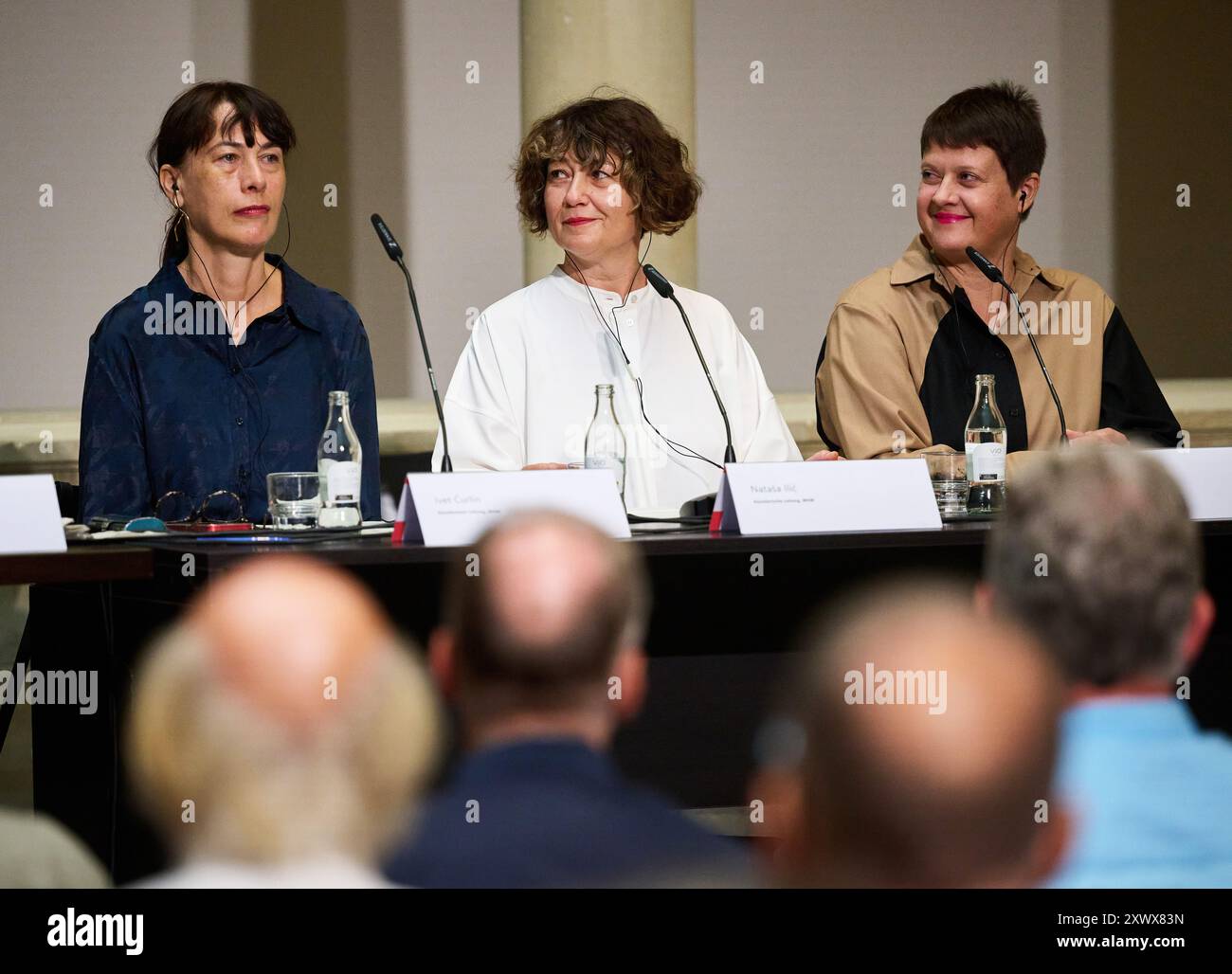 21 agosto 2024, Renania settentrionale-Vestfalia, Münster: I rappresentanti del collettivo internazionale curatore "What, How and for Who" (WHW) Ivey Curling (l-r), Natasha Ilic e Sabina Sabolovic siedono sul podio alla presentazione della direzione artistica della grande mostra all'aperto Skulptur Projekte 2027 presso il LWL-Museum für Kunst und Kultur. La sesta edizione della mostra si svolge per la prima volta senza il suo fondatore König. Foto: Bernd Thissen/dpa Foto Stock