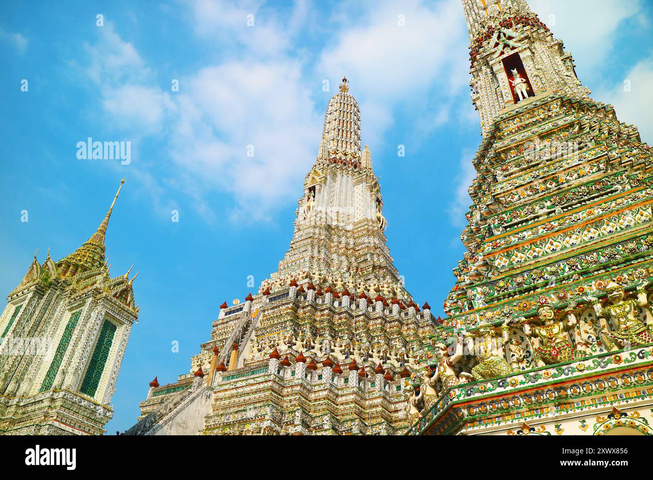 Le guglie sacre o il Phraprang del Tempio dell'Alba con dettagli incredibili, un simbolo di Bangkok, Thailandia Foto Stock