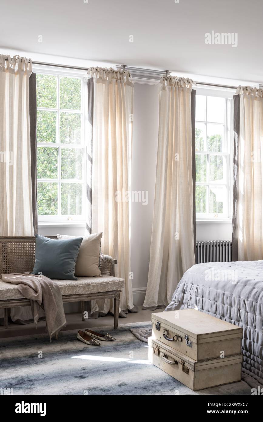 Tende color crema alla finestra in una camera da letto elegante e moderna a Londra, Regno Unito Foto Stock