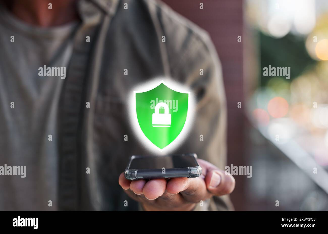 Mano, ologramma e uomo con smartphone, icona della sicurezza informatica e realtà aumentata per le frodi. Primo piano, persona e ragazzo con cellulare, simbolo di sicurezza Foto Stock