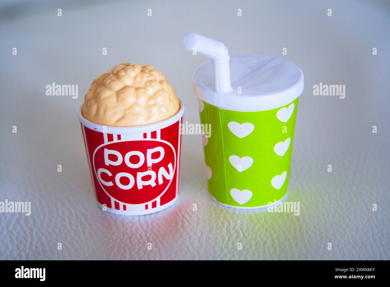 Mini snack Time: Minuscolo popcorn e drink Delight Foto Stock