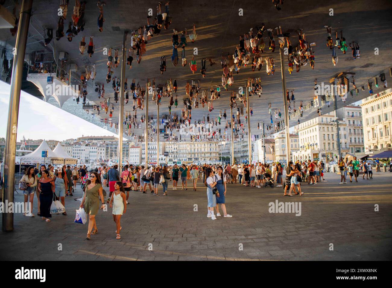 Foster + Partners – Marseille Vieux Port (l'Ombrière), 2013, acciaio inox, pilastri. Il Porto offre vivaci bar, mercato del pesce e Bouillabaisse. Foto Stock