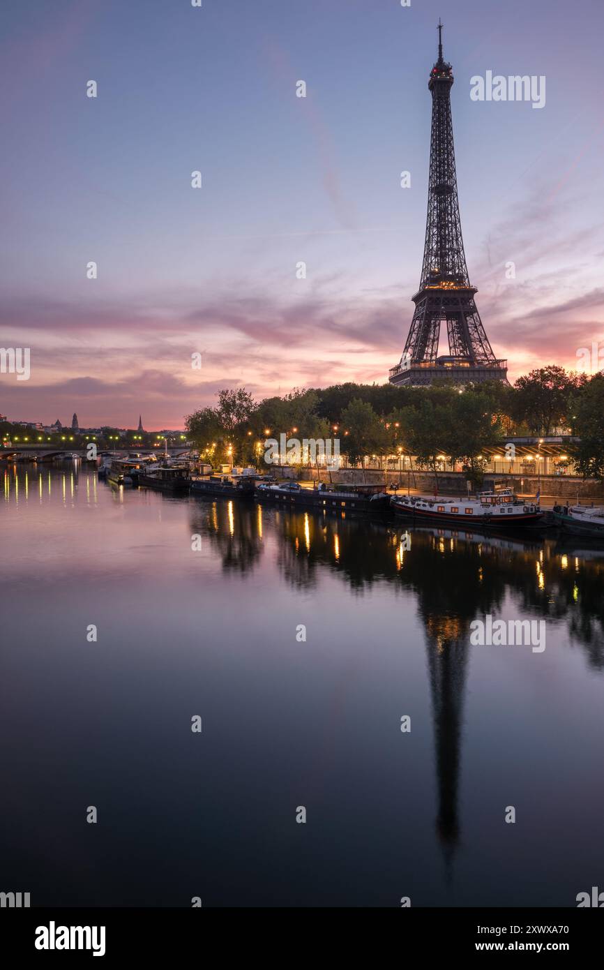 Incantevole alba sulla Torre Eiffel, Parigi, con vivaci riflessi sulla Senna. Perfetto per viaggi, editoriali e stampe d'arte Foto Stock