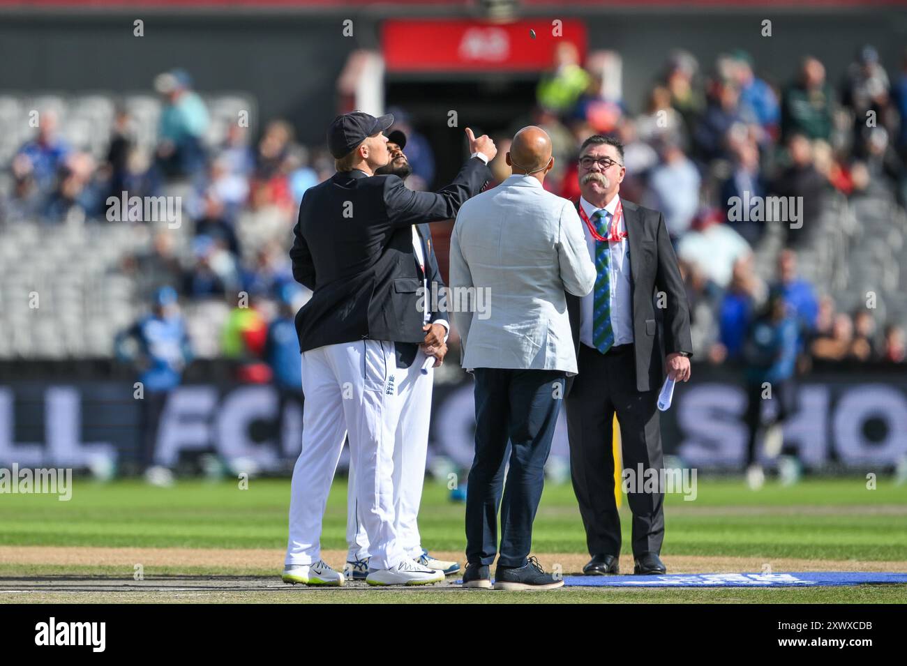 Ollie Pope of England lancia la moneta davanti a England Men vs Sri Lanka 1st Rothesay test Match a Old Trafford, Manchester, Regno Unito, 20 agosto 2024 (foto di Craig Thomas/News Images) Foto Stock