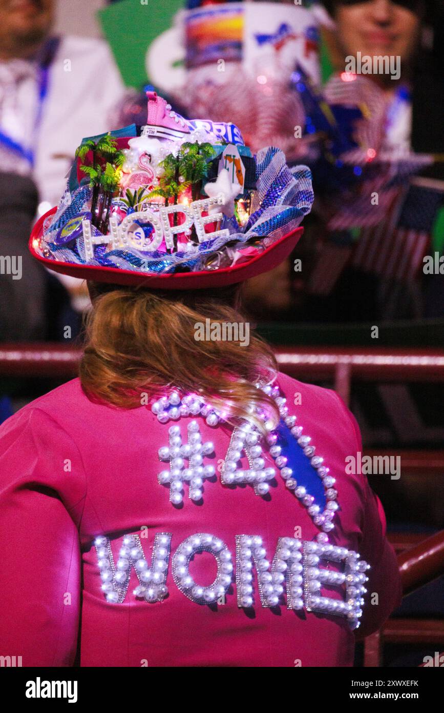 Chicago, Stati Uniti. 19 agosto 2024. Una donna indossa un messaggio che legge, "Hope #47 Women", durante la Convention Nazionale Democratica. Credito: SOPA Images Limited/Alamy Live News Foto Stock