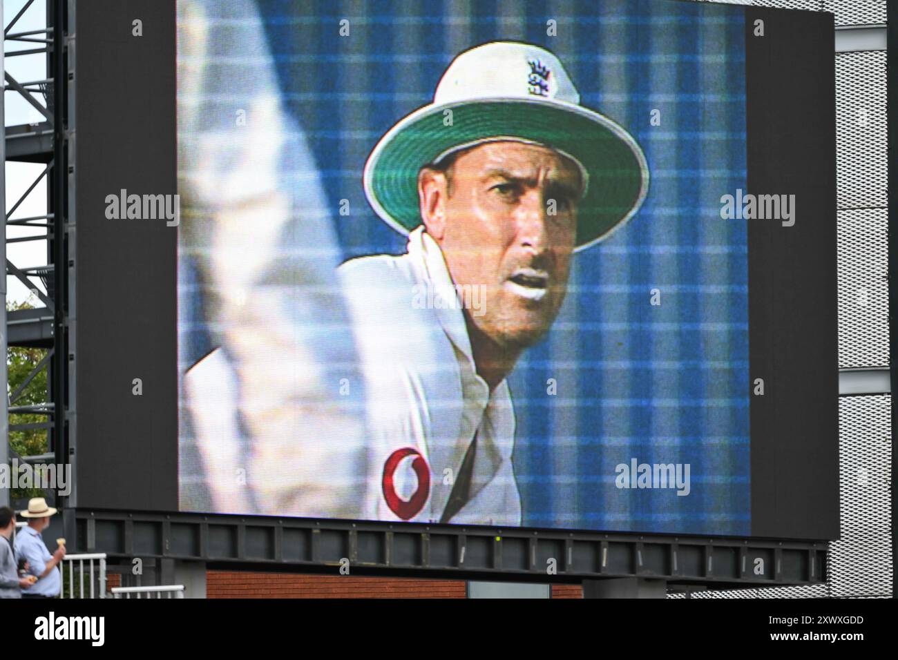 Un tributo al compianto Graham Thorpe viene mostrato sul grande schermo davanti a Inghilterra uomini contro Sri Lanka 1° Rothesay test Match a Old Trafford, Manchester, Regno Unito, 20 agosto 2024 (foto di Craig Thomas/News Images) Foto Stock