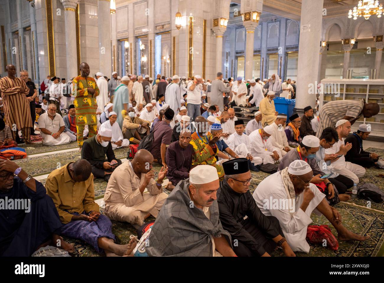 Mecca, Arabia Saudita - 1 giugno 2024: Pellegrini Hajj e Umrah da tutto il mondo che pregano a Masjidil Haram, grande Moschea della Mecca, Arabia Saudita. Haj Foto Stock